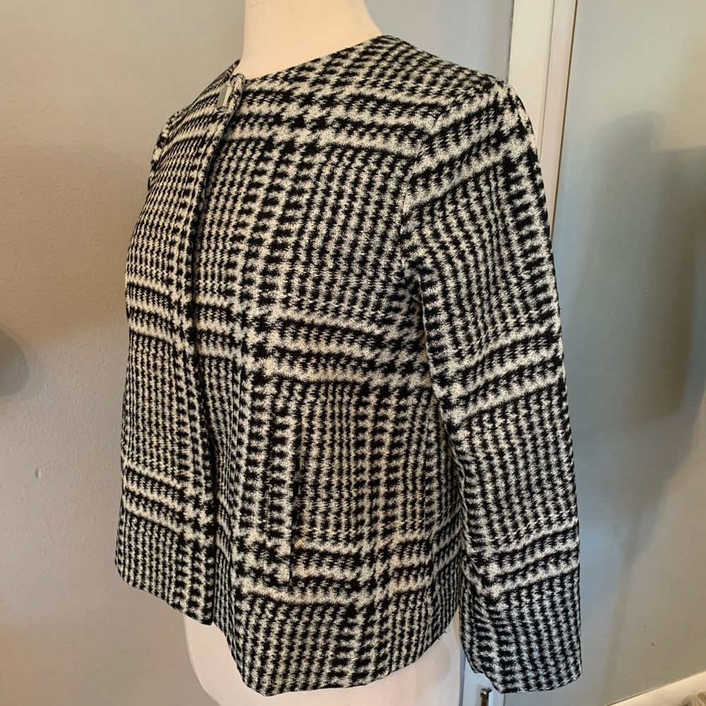 ZARA Swing Blazer Black White Career minimalist modern Collarless Size L